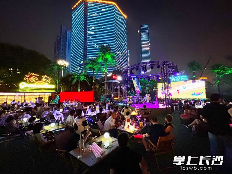 湘江畔的野肆月球，打造出独特的露天观赛空间。