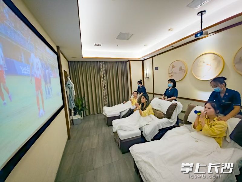 热闹之外，一种“养生+观赛”的新方式，也成为不少球迷的选择。 均为通讯员供图