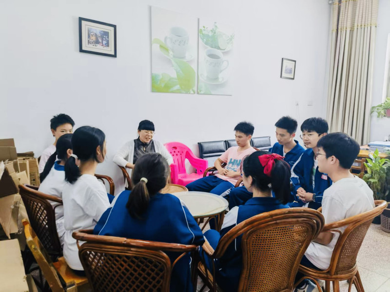与同学们谈心。