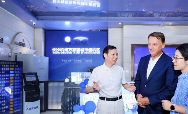 长水机场万家丽城市值机区。