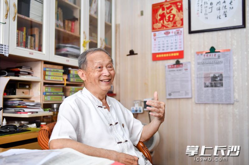 “谷爹工作室”集资并编印乡土读本《永安血泪》，免费送给浏阳市教育局关工委和永安镇的中小学校。图为谷爹——刘谷君。 均为长沙晚报全媒体记者王志伟摄