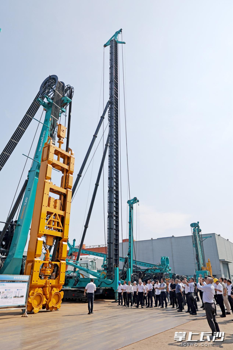 现场参观。 现场参观。