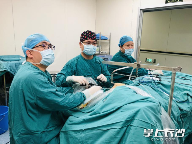 谭平清主任医师正在进行手术。