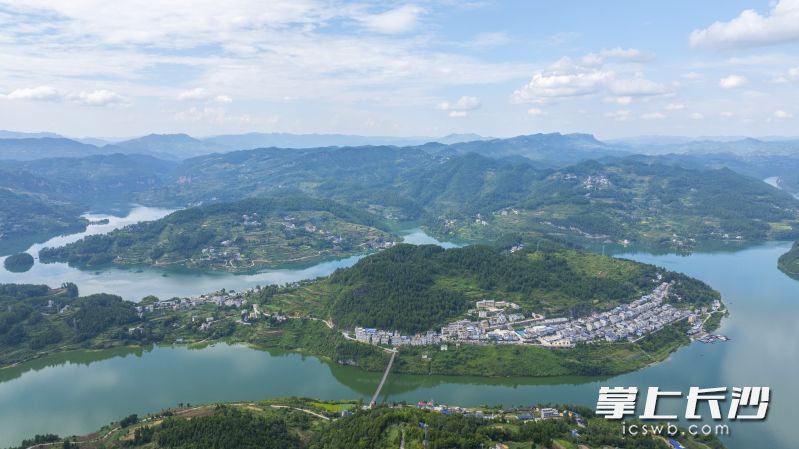 长江支流乌江流域贵州省铜仁市思南县三道水土家族苗族乡河段，蜿蜒曲折的江水与错落分布的民居相映成景（无人机照片）。 均为铜仁市融媒体中心记者申逸恺摄