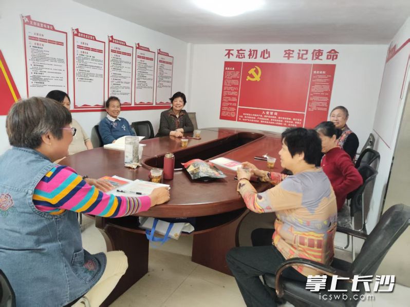 近年来，芙蓉区荷晏社区以党建为引领，创新推行“巡、议、办、评、晒”五步议事法，让居民从治理“旁观者”变身“参与者”。均为通讯员供图