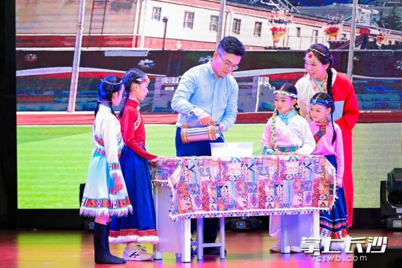 情景剧《格桑花开处,教育有微光》真实再现了“管理先锋岗”援藏教师袁泽雄跨越山海、播种希望的教育情怀。 情景剧《格桑花开处,教育有微光》真实再现了“管理先锋岗”援藏教师袁泽雄跨越山海、播种希望的教育情怀。