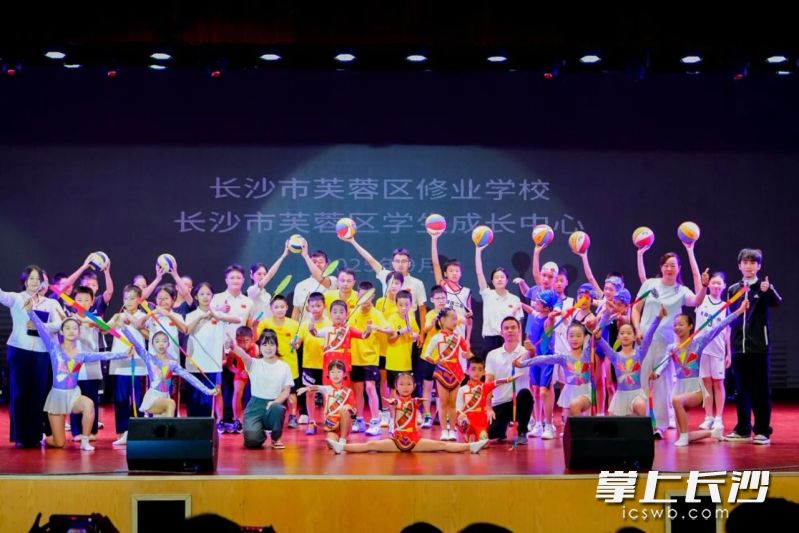 现场表演。 现场表演。