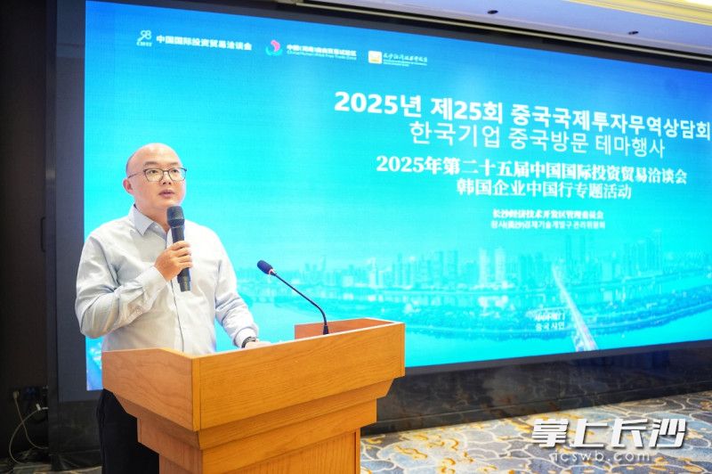 赵文骄在现场作招商推介。