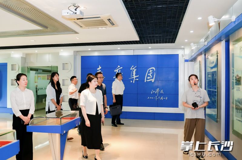 与会代表走访企业了解发展情况与融资需求。