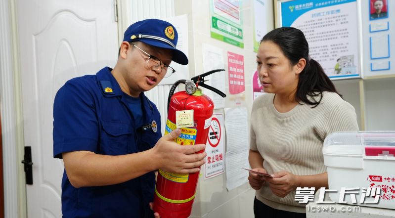 检查组成员在进行检查。 均为长沙晚报通讯员徐立摄