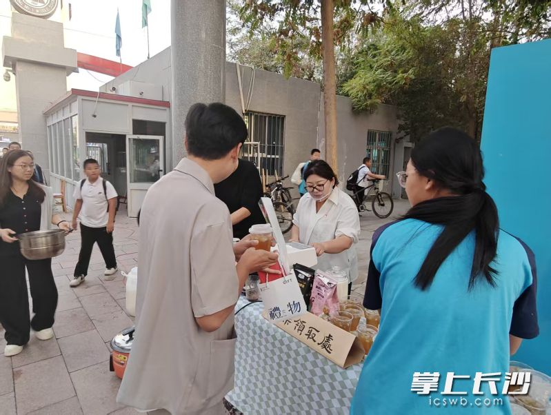 胡巧萍（中）在发放奶茶。 均为受访者供图