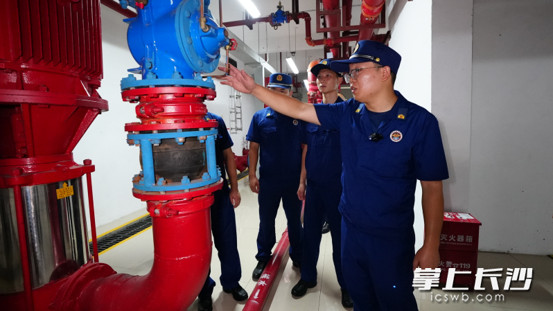 消防技术人员在检查中。