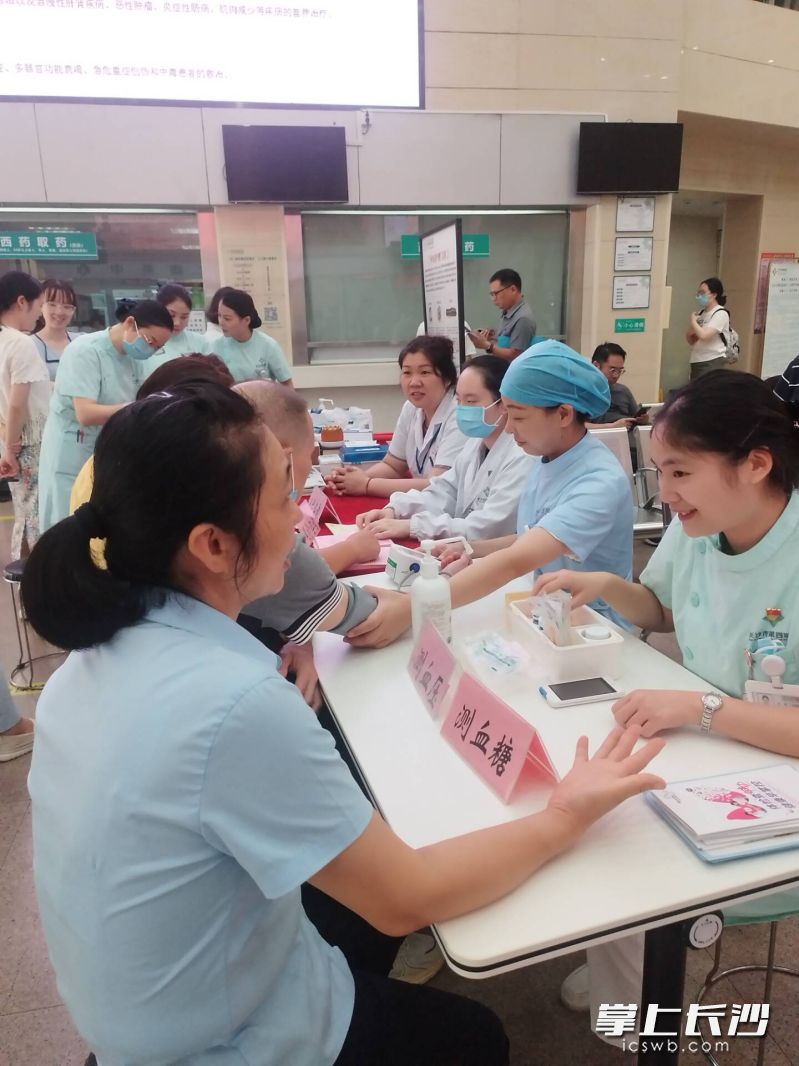 9月10日教师节，长沙市第四医院整合优质医疗资源，打造教师节系列活动，用专业守护教师健康。 长沙晚报全媒体记者 杨云龙 摄