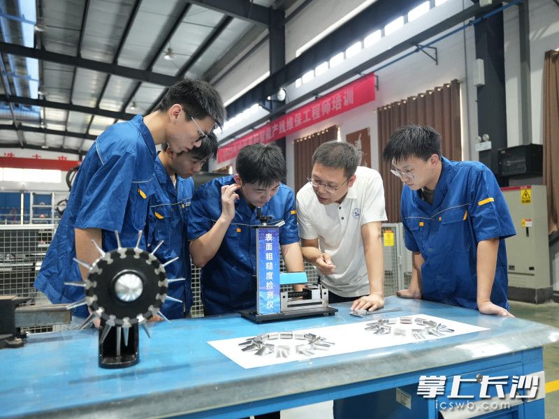 对工艺的极致追求是欧阳陵江（右二）对学生们的要求。 长沙晚报全媒体记者 林暘 摄