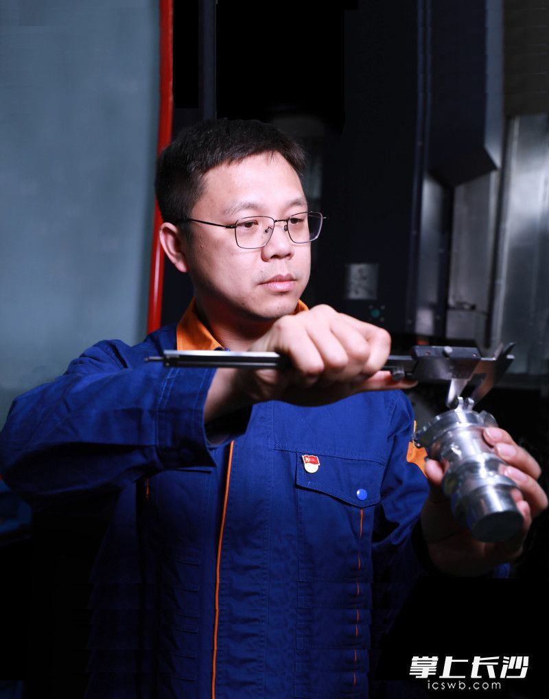 在欧阳陵江看来，工匠精神就是要在毫厘之间，砥砺匠心，为国家培养造就更多的湖湘工匠。 受访者供图