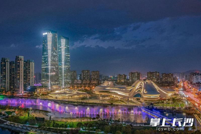 夜幕下的梅溪湖音乐喷泉。通讯员供图