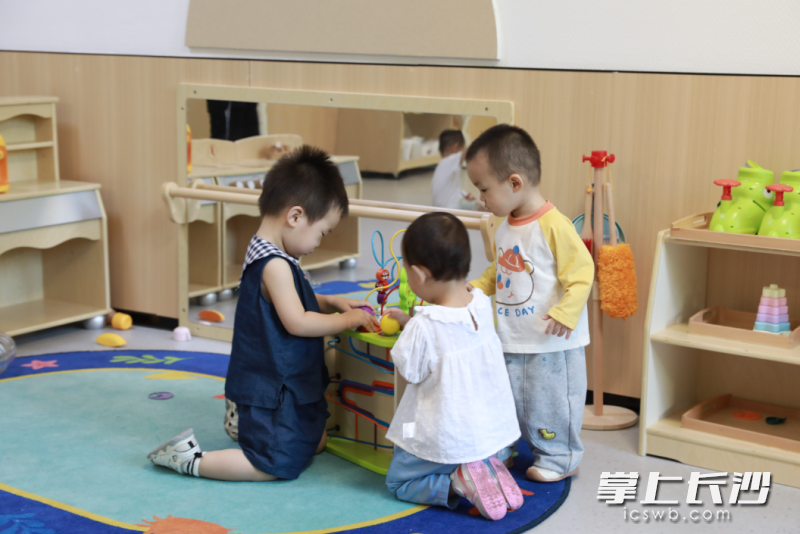 孩子们玩益智类小玩具。星沙时报全媒体记者 周汝洁 摄