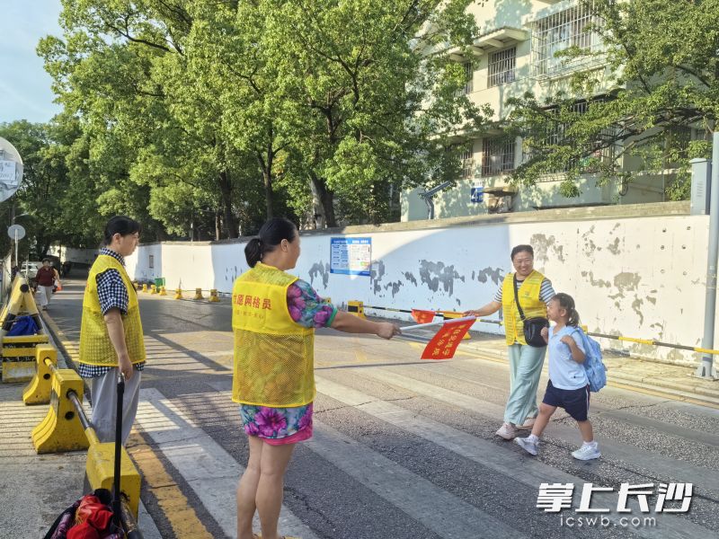 护学后秩序明显变好。 均为长沙晚报通讯员赵冻连供图