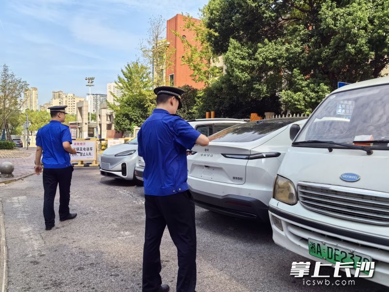 执法人员查处违停。
