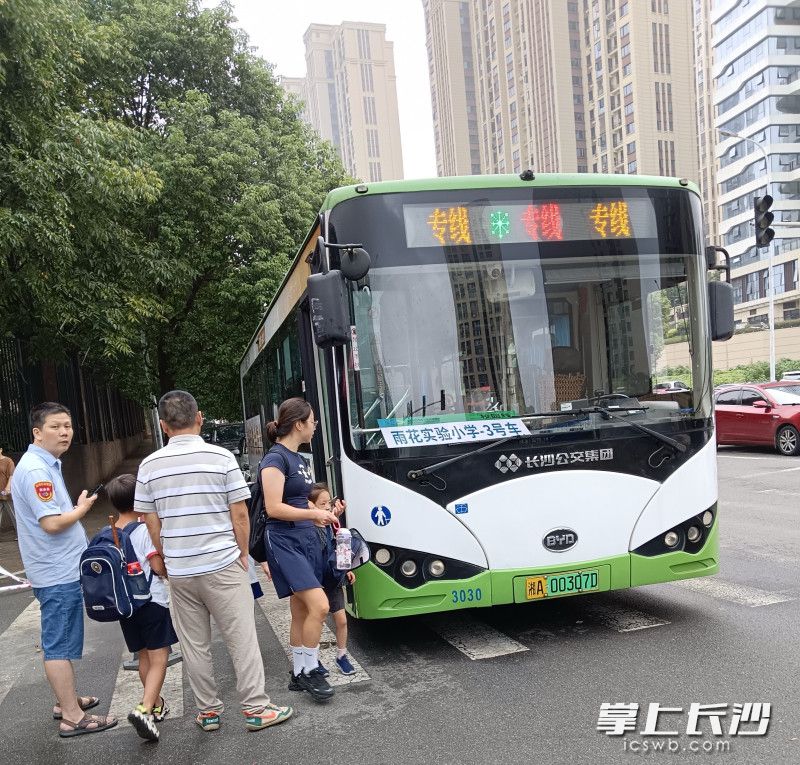 7时30分，三辆印有“雨花实验小学”标识的家校专线定制公交，缓缓停靠在路边。 长沙晚报全媒体记者 周游 摄