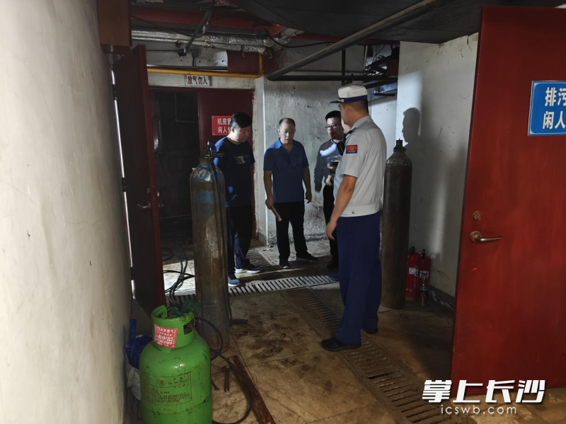 图为检查现场。 长沙晚报通讯员 宁倩 摄