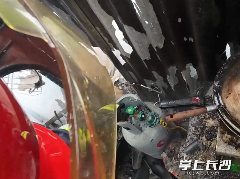 高温炙烤下的液化气罐犹如一枚“定时炸弹”，如不及时处置后果将不堪设想。