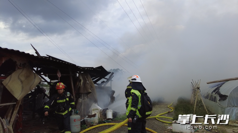 消防员从火场内徒手拎出液化气罐。 均为长沙晚报通讯员张佳欣摄