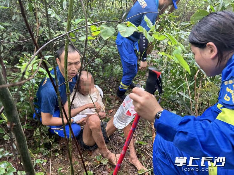 在无人机的帮助下，失联老人被成功找到。 均为通讯员供图