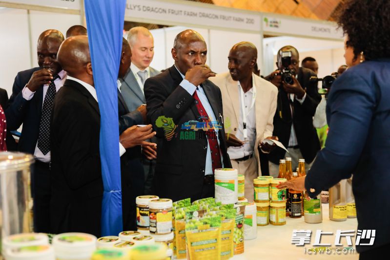 往届非洲国际农业博览会上,嘉宾兴致勃勃逛展。 主办方供图 往届非洲国际农业博览会上,嘉宾兴致勃勃逛展。 主办方供图