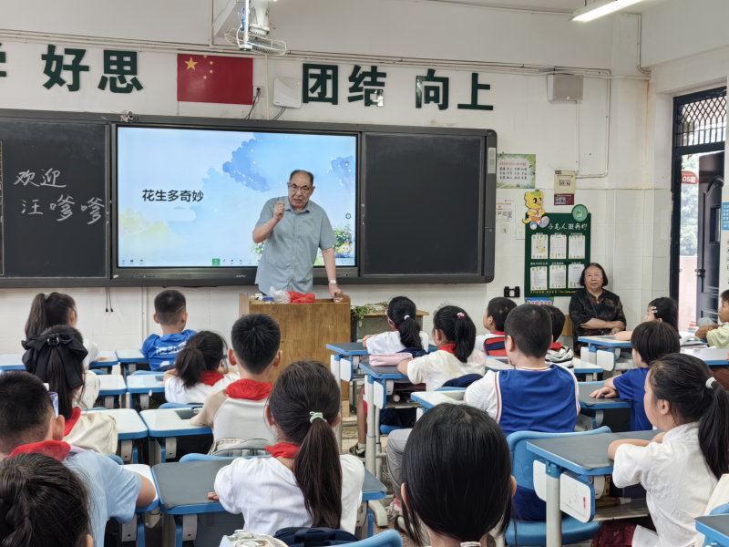 岳麓二小关工委举办“五老”故事分享会。通讯员供图