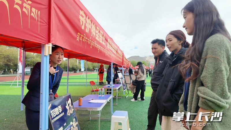 活动现场，求职者在招牌展位咨询长沙某单位提供的岗位情况。 均为长沙晚报全媒体记者孙占锋摄