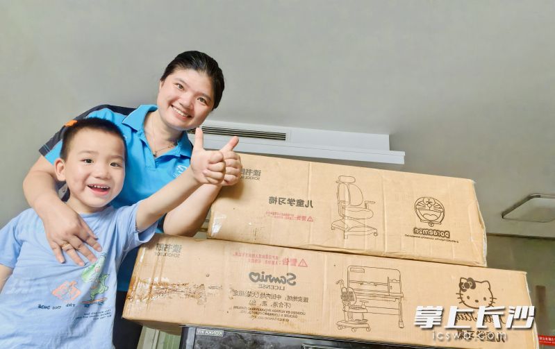 新书桌送上门，孩子和妈妈惊喜不已。 均为长沙晚报全媒体记者李卓、通讯员邹衍摄