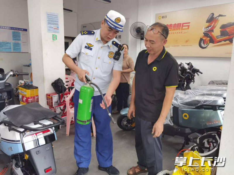 消防监督员在检查中。 长沙晚报通讯员 宁倩 摄