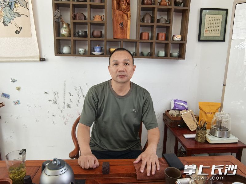 陈振向记者讲述救人经过。 长沙晚报全媒体记者 周小华 实习生 向思强 摄