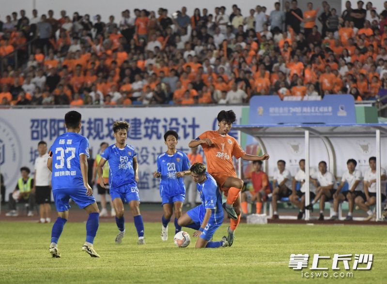 邵阳队7号毛鹏在比赛中。 均为湘潭日报记者陈旭东摄