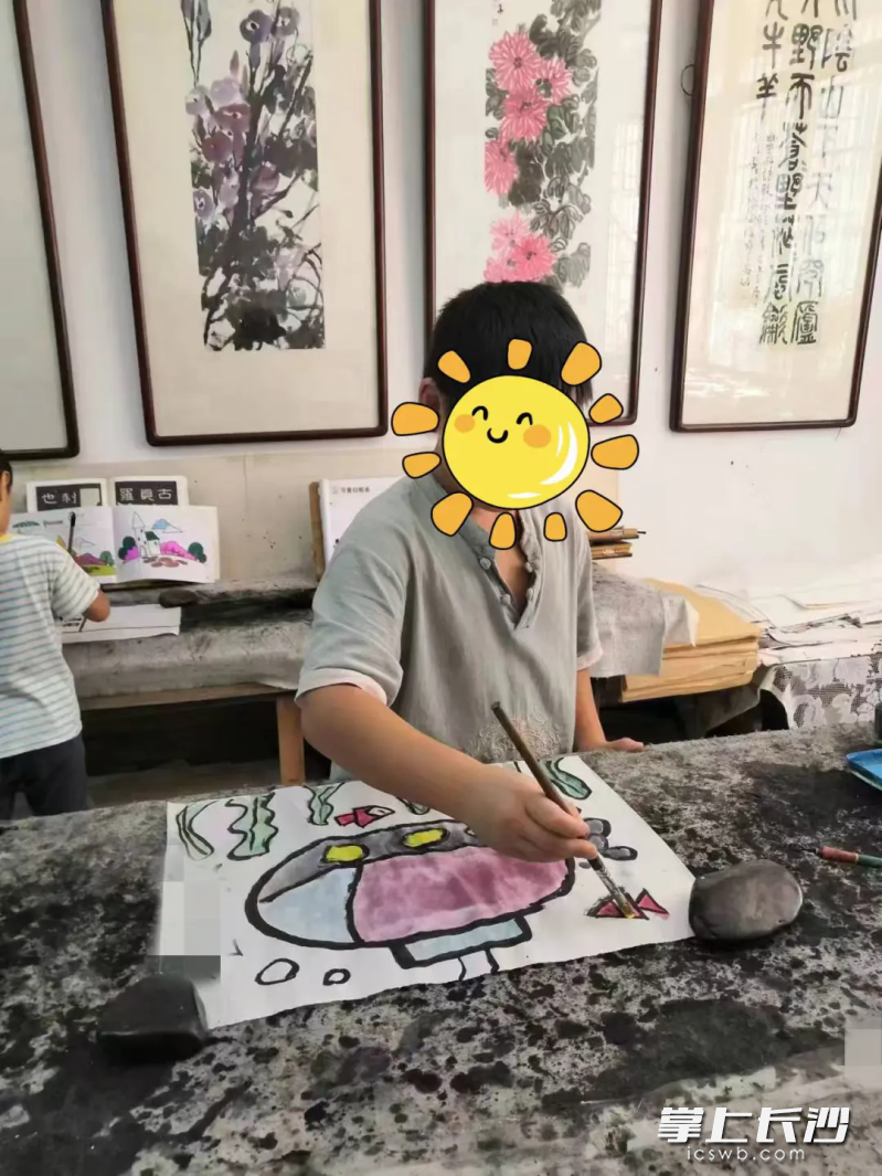 小杰从一个需要家人全方位保护的小宝宝，逐渐成长为一个有自控力、对自己负责的小小少年。 受访者供图