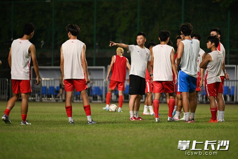 9月12日晚，长沙队近30名队员在贺龙体育场附场进行了公开训练。 均为长沙晚报全媒体记者黄启晴摄