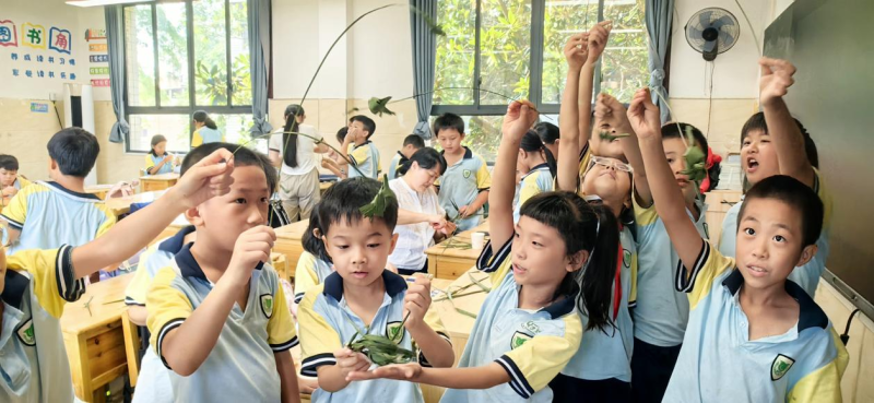 同学们编出了一件件棕编作品。长沙晚报通讯员 谢铭轩 肖炆 供图