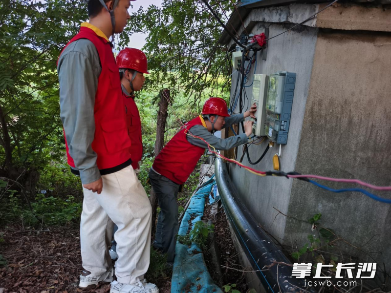 工作人员在检查电力线路。