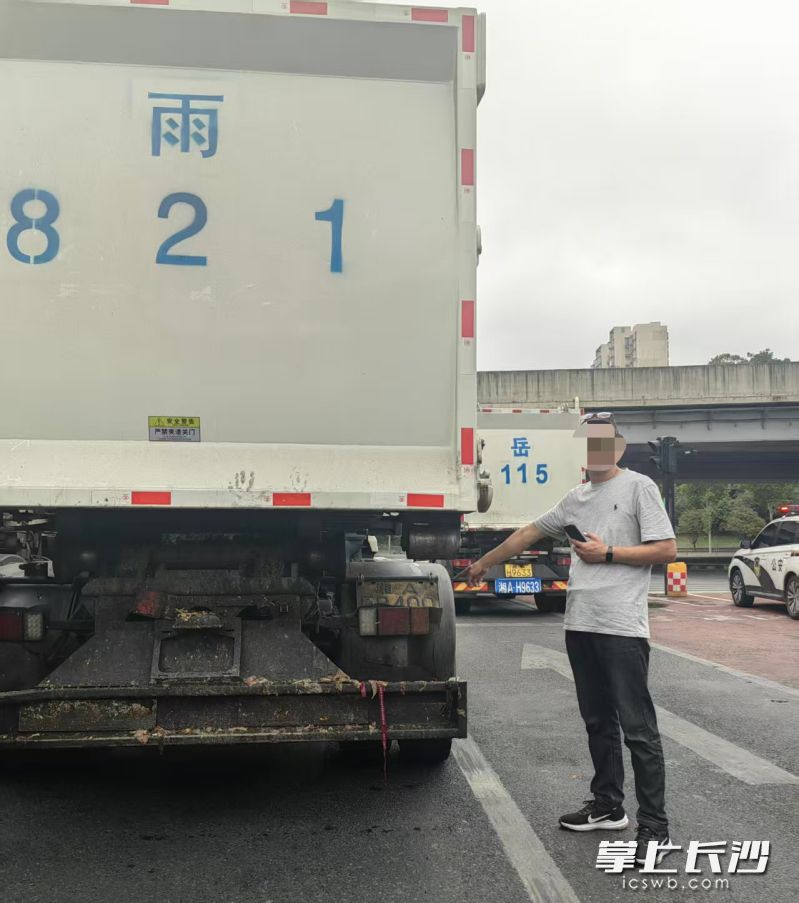 查处现场。 开福交警供图