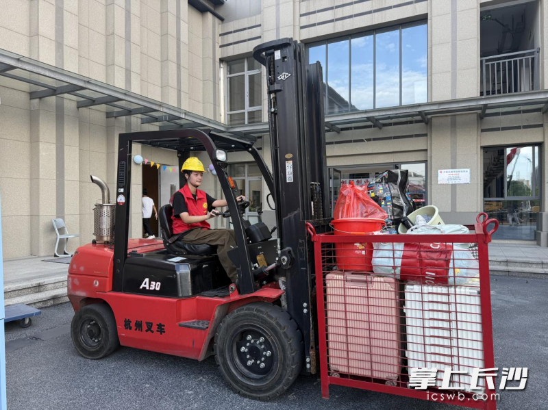 三一职院学长学姐们驾驶着叉车为新生运送行李。 均为长沙晚报通讯员高妍供图