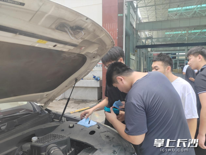 贴心的汽车检修清洗服务为家长们提供便利的同时，也展示了工程绩效学院学子的技能。