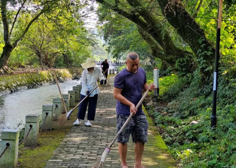 浏阳市大围山镇关工委发起“除草护游道 志愿暖民心”活动。通讯员供图