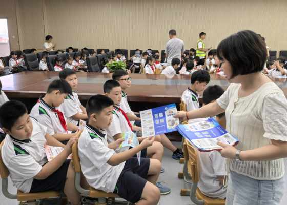开福区青竹湖街道关工委开展“开学第一课”禁毒宣传教育活动。通讯员供图