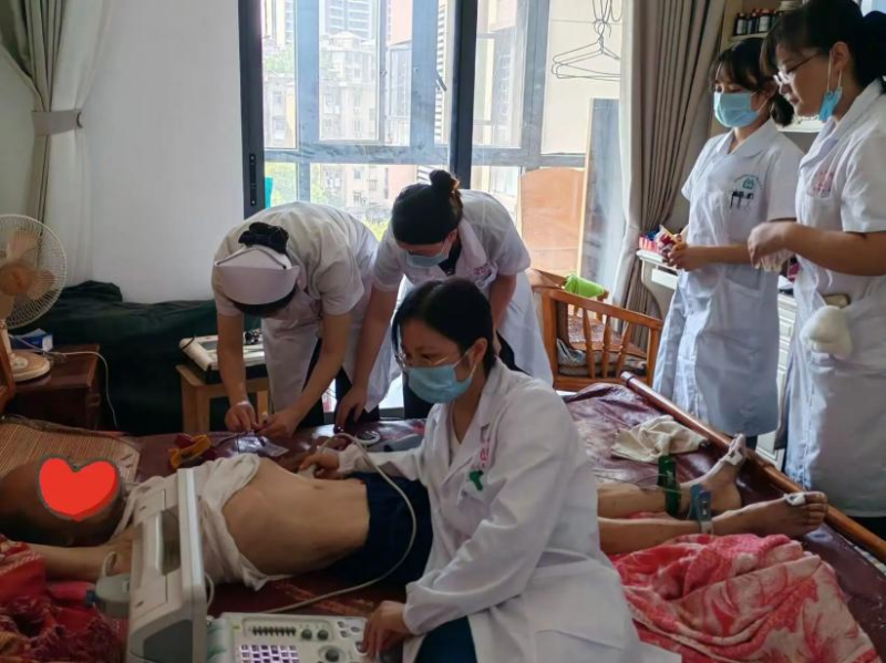 医生团队细心地查看张爷爷的情况。通讯员供图
