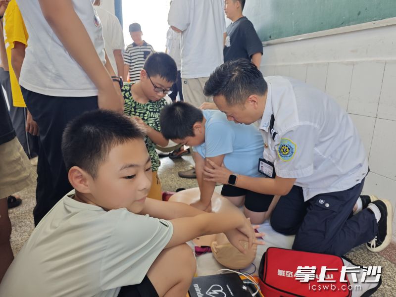 孩子们学习急救知识。