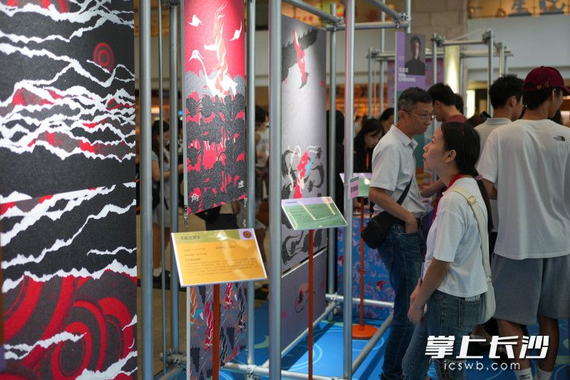 “霓裳经纬”展区聚焦汉代纺织技艺，展出数字重建纹样、湘绣复原实物及当代设计师的跨界创作。