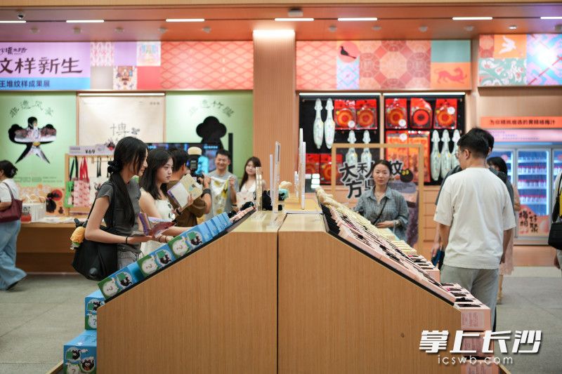 观众挑选文创纪念品。