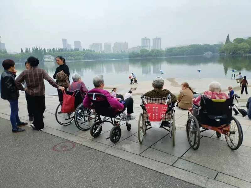 老人是一个圈子，照顾他们的保姆（左）也有自己的圈子。雇主难伺候的名声一旦传出，想要再雇人会变得非常困难。