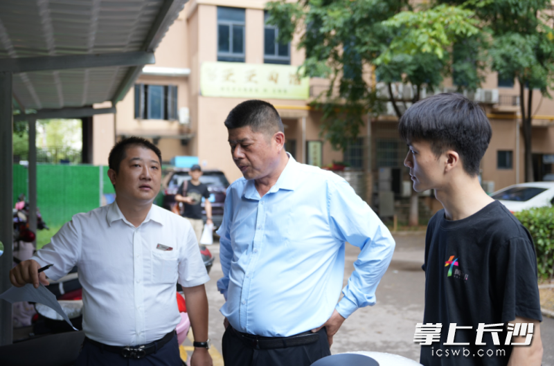 工作人员在金鹏名都小区分组开展“互查互学”活动，排查车棚安全隐患。